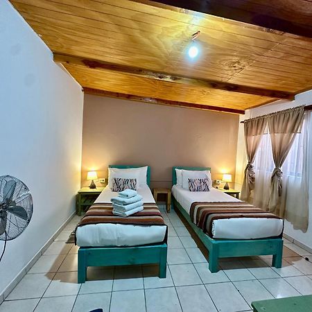 Hostal Qachi Chentura Сан Педро де Атакама Екстериор снимка